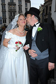 Münchner Vorstadthochzeit mit dem "Brautpaar"  (Foto: Ingrid Grossmann)